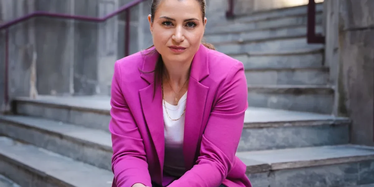 Elisabet_Haugsbo_med_rosa_dressjakke-00554-1320x720