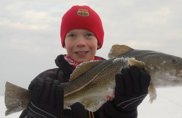 Isfiske-utenfor-sandvika-2012-1440x720