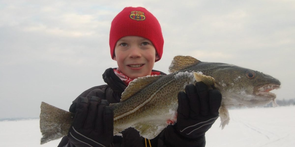 Isfiske-utenfor-sandvika-2012-1440x720